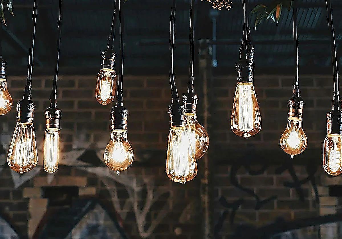 El precio de la luz se desploma este viernes con varios tramos cerca de los 0 euros/MWh: las mejores horas para usar los electrodomésticos