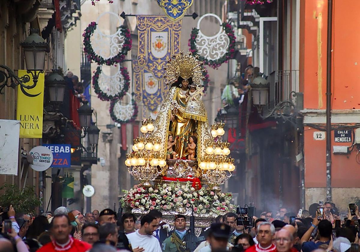 La Procesión de la Virgen de los Desamparados, en imágenes