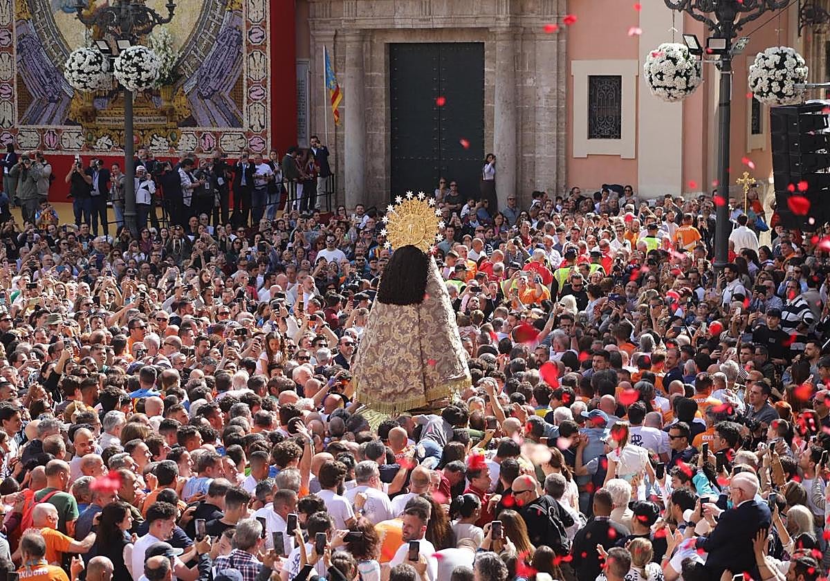 El manto de la Virgen de los Desamparados para el Traslado, un regalo de la fallera mayor de Valencia