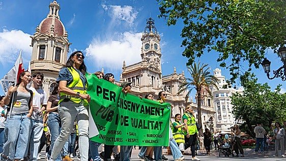 Los sindicatos tensan la negociación por la huelga de profesores con una concentración ante la Conselleria