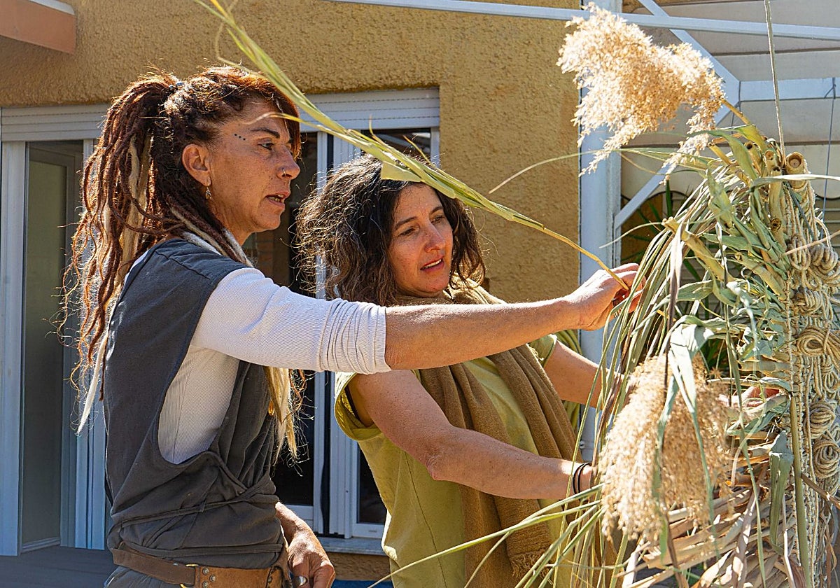 La artista que transforma las plantas de la Albufera en piezas de arte