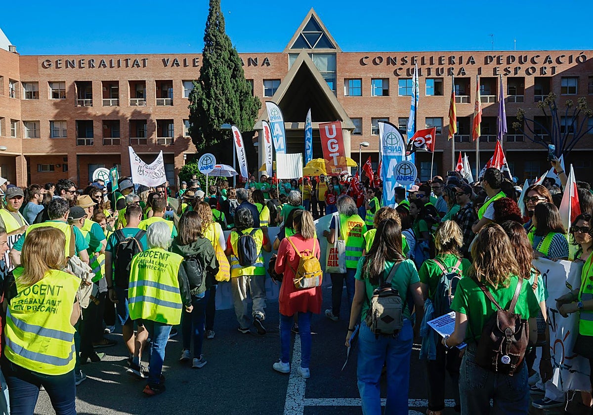 La huelga indefinida se enquista tras el rechazo sindical a la propuesta de Educación