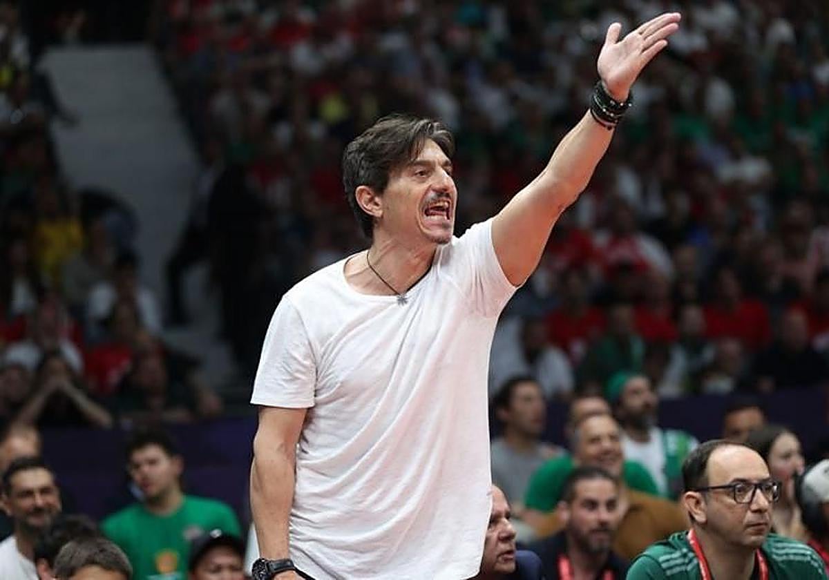 El surrealista vídeo del dueño de Panathinaikos desahogándose con su gato tras la eliminación