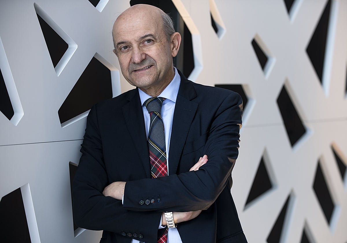 Miguel Martínez-González, catedrático: «A mis alumnos les pregunto en los exámenes: 'La IA me ha dado esta respuesta. ¿Dónde se ha equivocado?'»