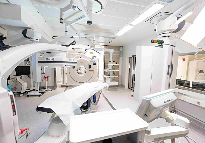El quirófano híbrido del Hospital Ascires, único en Europa, integra 4 sistemas de imagen: resonancia magnética, tomografía computarizada (TC), un sistema robotizado de Radiología Intervencionista y equipos intraoperatorios de Medicina Nuclear