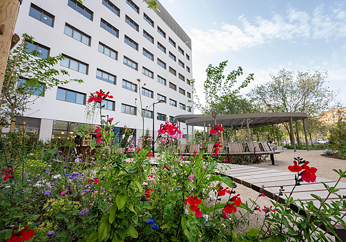 Jardín Terapéutico del Hospital Ascires, con zonas de reposo y espacios sensoriales.