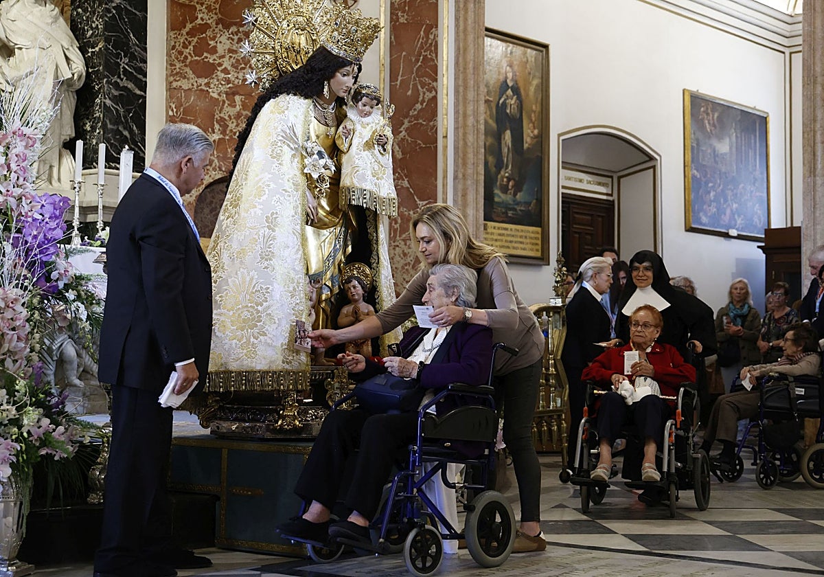 El Besamanos a la Virgen de los Desamparados alcanza un récord histórico