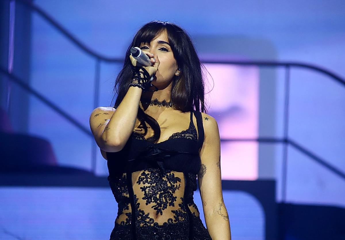 Superestrella y superfans, a coro: Aitana sella la alianza pop perfecta en el Roig Arena