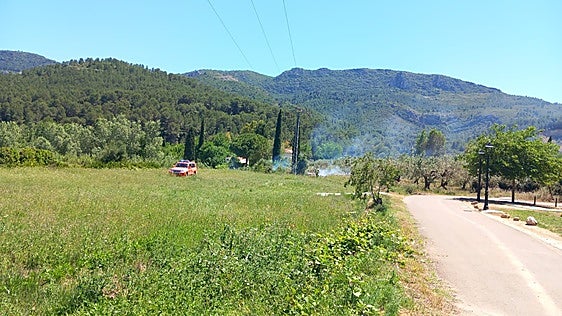 Desalojado un camping en Rugat por un incendio forestal en un barranco