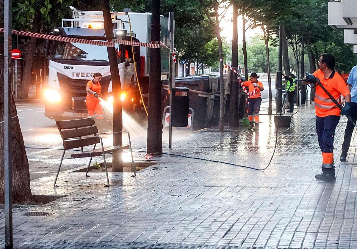 Valencia estrena un plan de choque de limpieza de las calles en verano