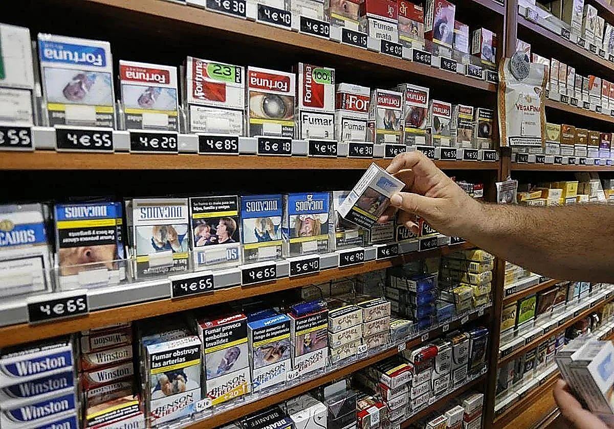 El precio del tabaco cambia desde hoy sábado en varias marcas conocidas de cigarros y cigarrillos