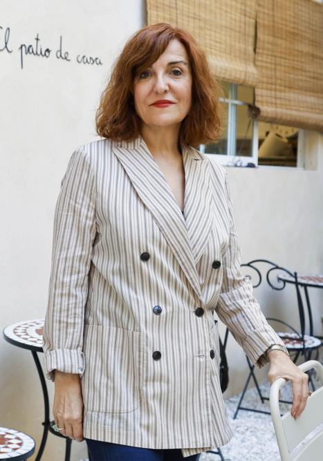 Elvira Lindo: «Las ciudades cuanto más grandes son, más antipáticas se vuelven. En Valencia se nota menos, la gente tiene más tiempo para dedicarte»