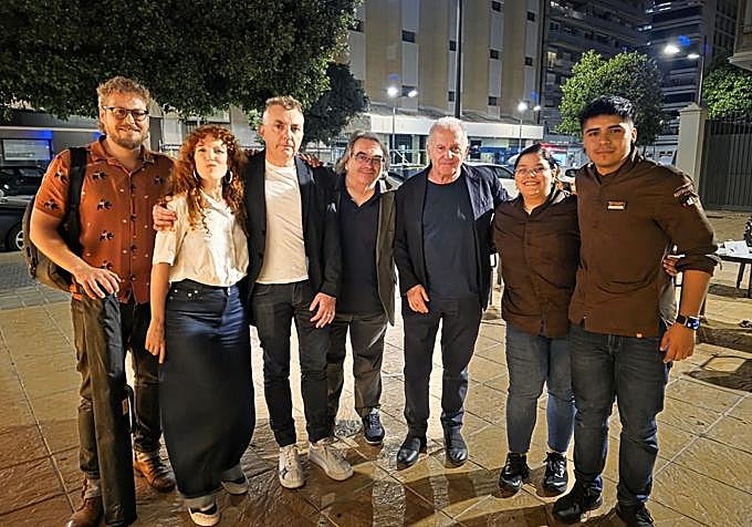 Miguel Buendía, Albertina Barceló,, Manuel Vilas,, Jesús Ruiz Mantilla, Víctor Manuel y parte del equipo de sala de Bar Cremaet.