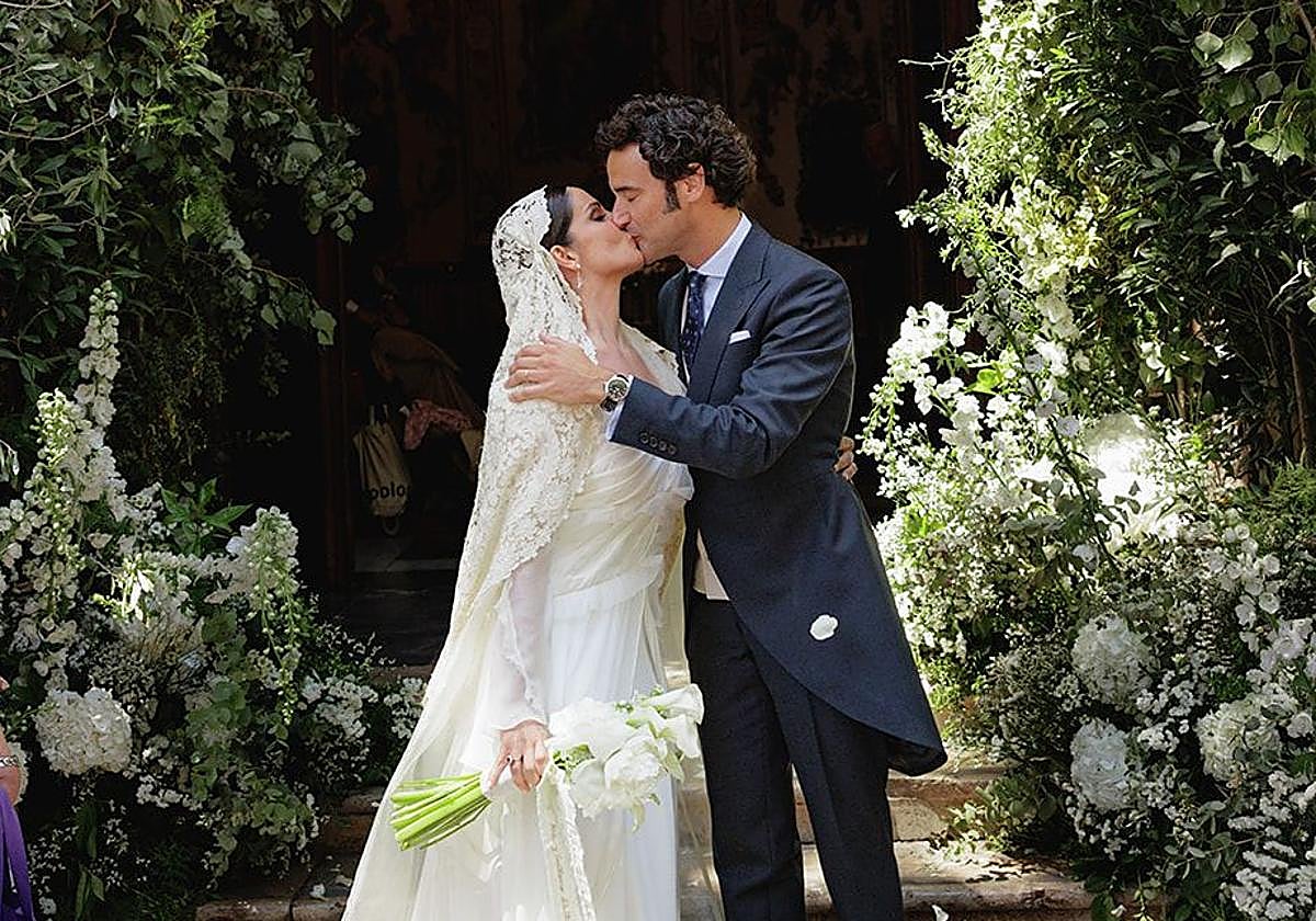La boda de Ana Cuesta y Guillermo Calavia en Valencia: celebración en una cartuja, rodeada de famosos y con vestido de Castellar Granados