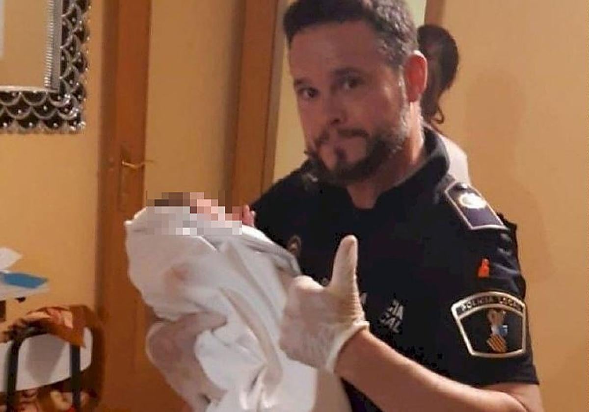 Un policía de Algemesí falsea su intervención en un parto en domicilio para que lo condecoren