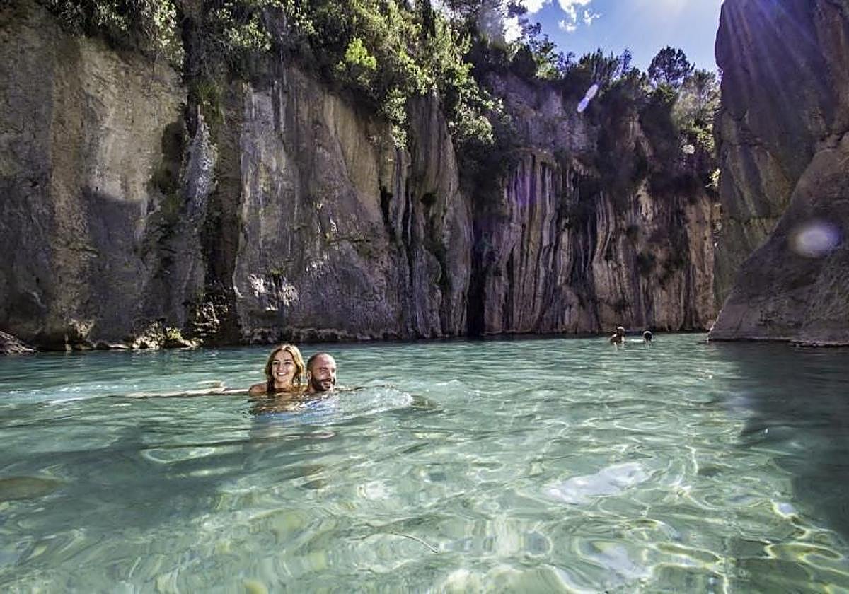 La piscina natural de la Comunitat que emula a Tailandia: baños de aguas cristalinas entre desfiladeros