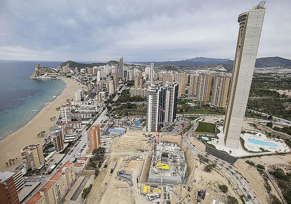 Más cerca del cielo en Benidorm: finalizada la planta baja del residencial más alto de Europa