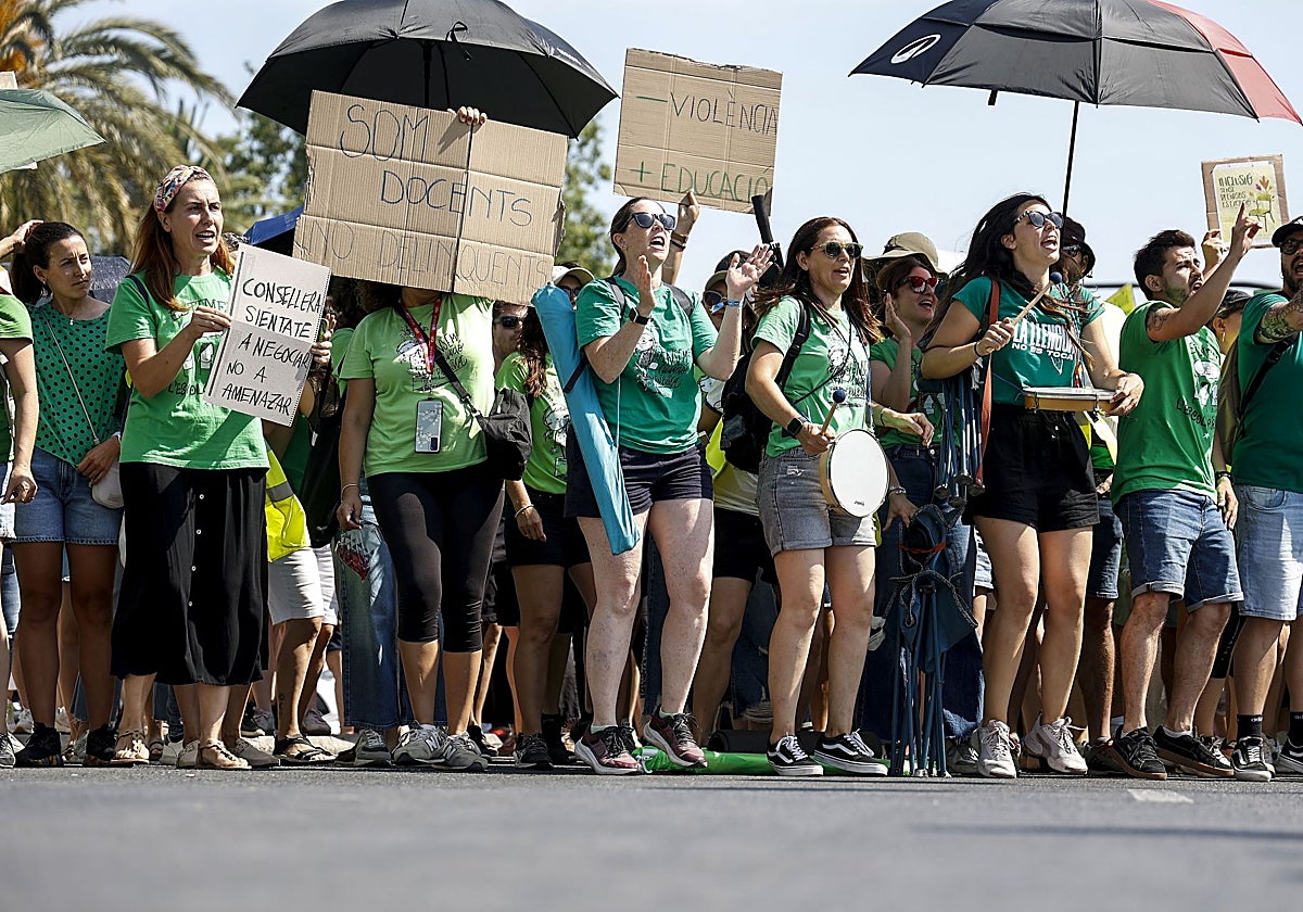 La huelga indefinida tensiona la calle y divide a los claustros: «Hay compañeros que ya no se hablan»