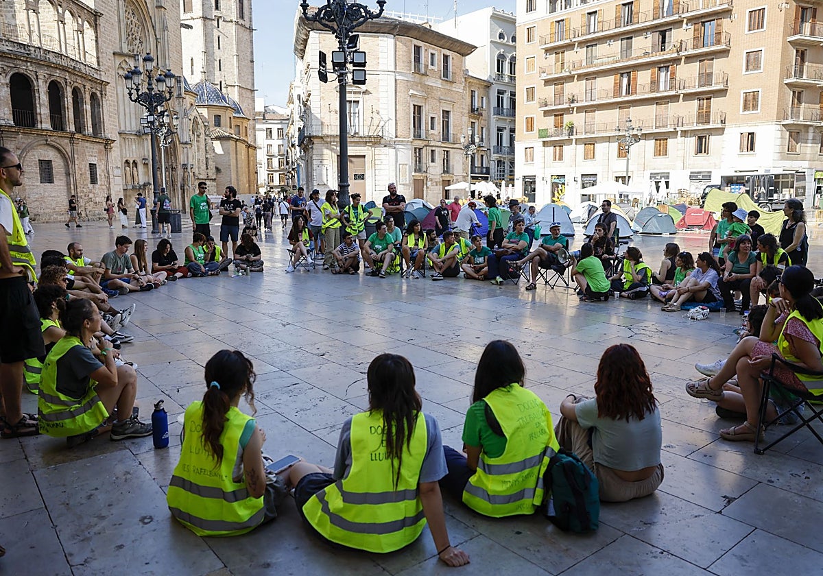 La acampada de docentes en la plaza de la Virgen pone en peligro los actos del Corpus