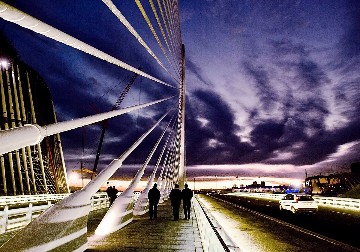 Un gigante amable que cruza el río: el último puente que firmó Calatrava