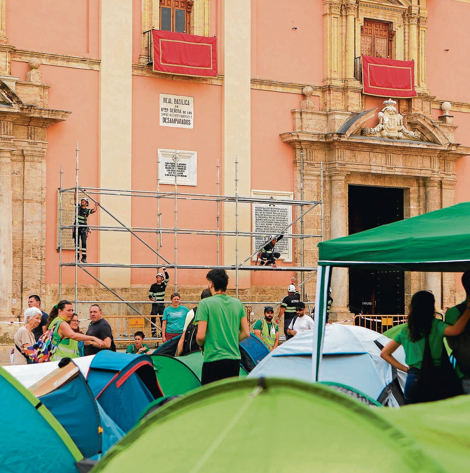 Los profesores levantan el campamento en la plaza de la Virgen para no interferir en el Corpus