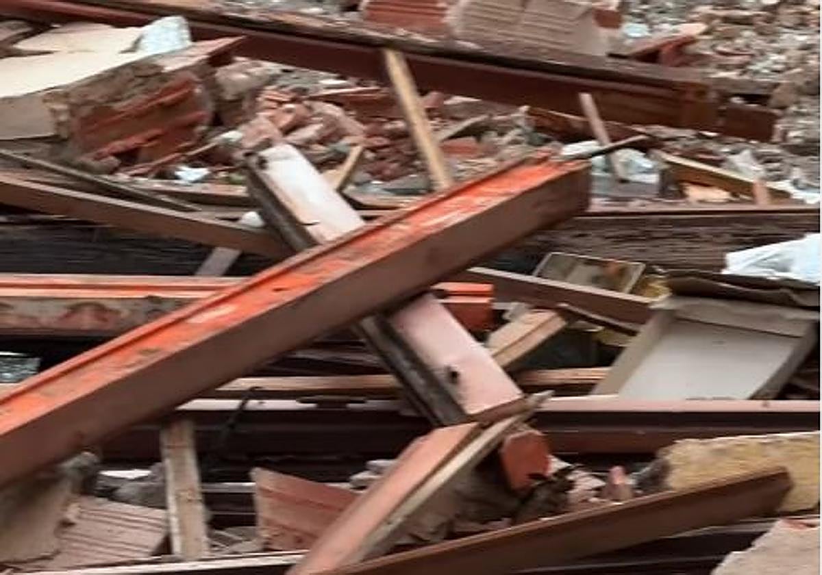 Colapsa la parte superior de una fachada de una vivienda en la calle Barrachina de Castellón