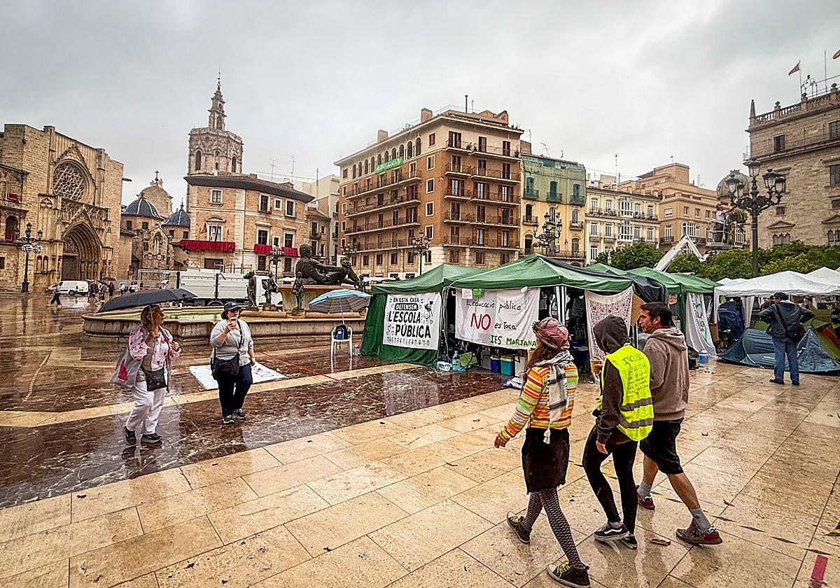 La acampada de docentes sigue en la plaza de la Virgen en plenas fiestas del Corpus