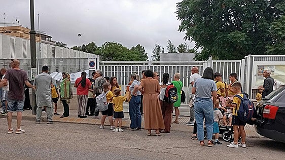 Aulas semivacías en la jornada de huelga de las familias en apoyo al profesorado