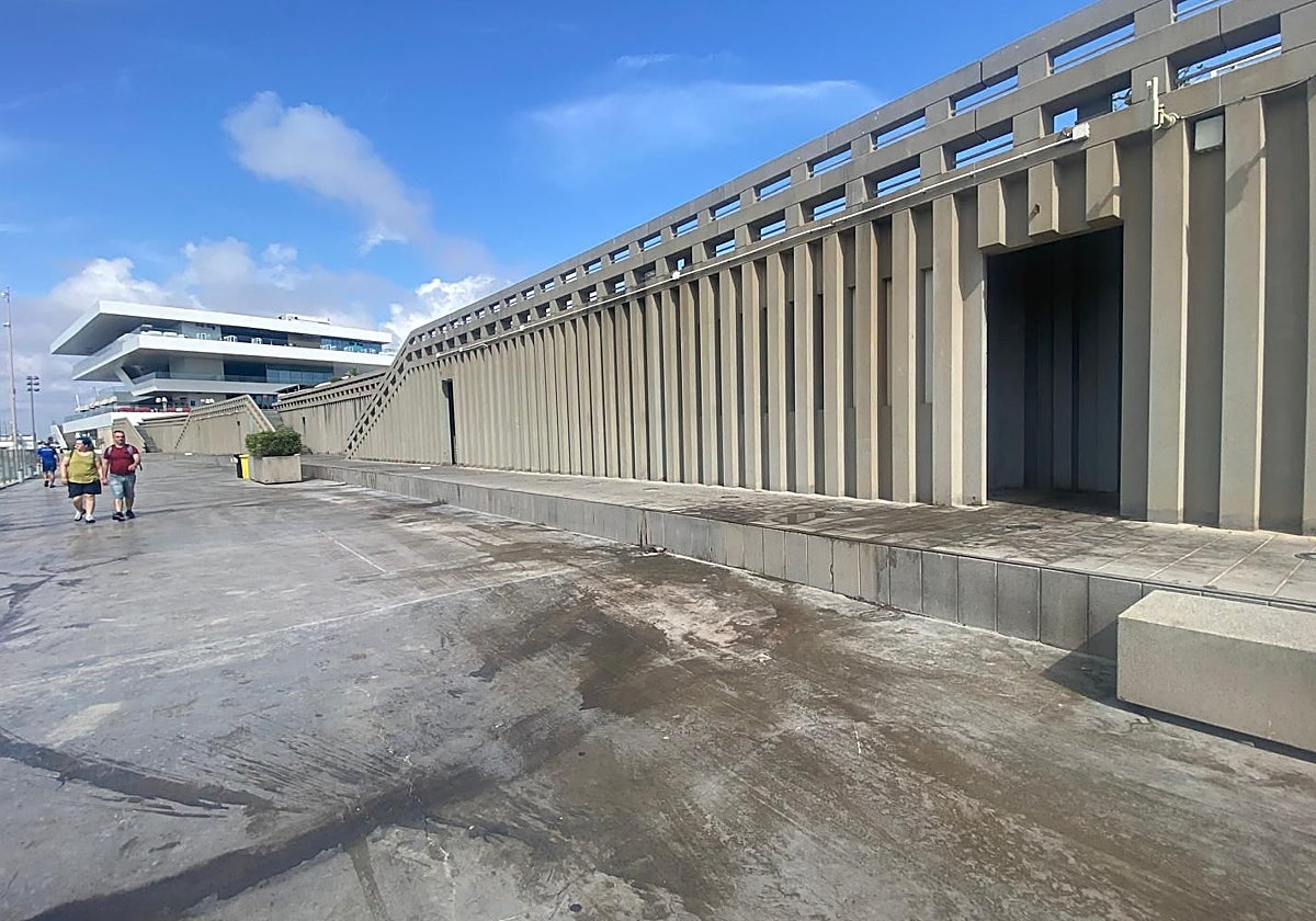 La suciedad y los orines se apoderan del parking y de las te