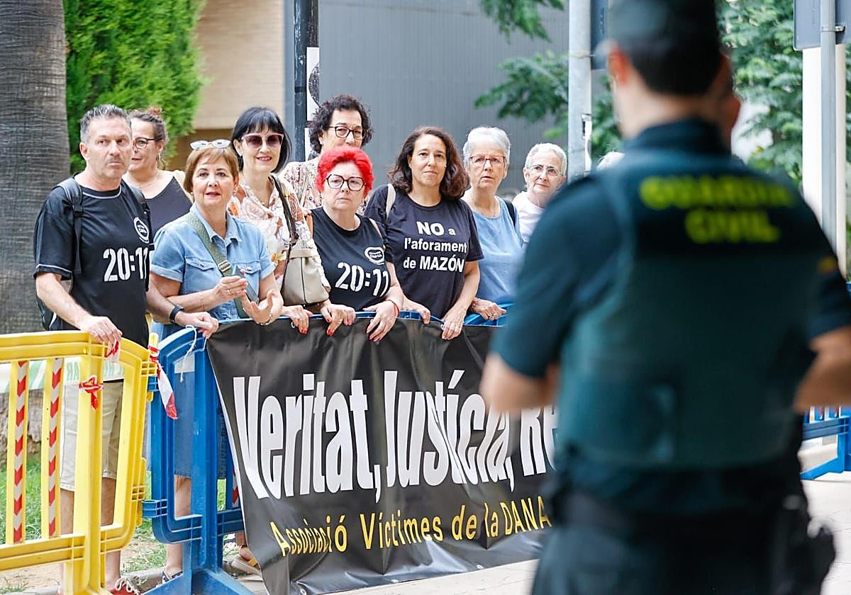 La vicepresidenta esquiva a las víctimas de la dana antes de