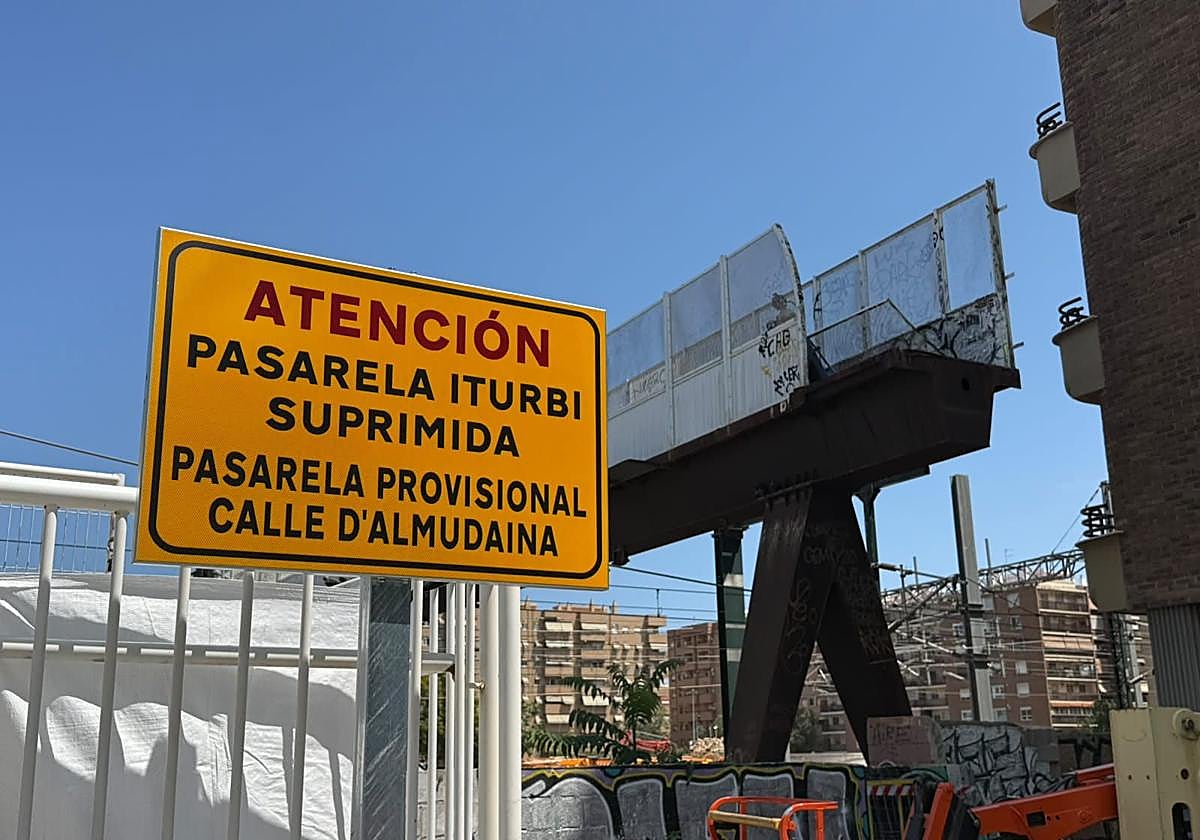 Comienzan a desmontar la pasarela de Amparo Iturbi