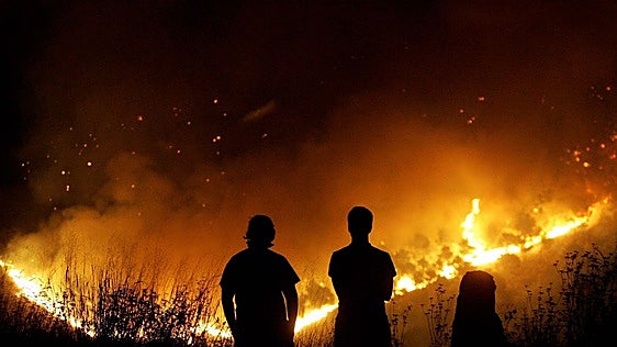 Un incendio de vegetación en Segart moviliza a aeronaves de extinción