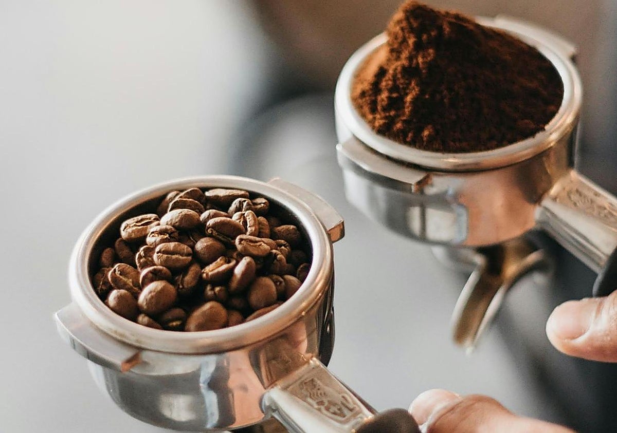 Café en grano frente a café molido: ¿cuál aporta más antioxidantes para frenar el envejecimiento y reducir la inflamación?