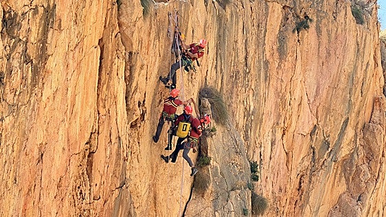 Espectacular simulacro de rescate por tierra, mar y aire en la cala del Moraig de Benitatxell