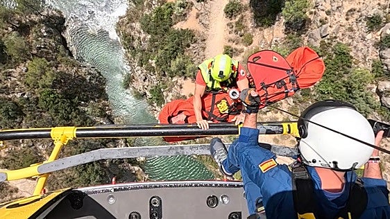 Los bomberos rescatan a dos senderistas que sufrieron un golpe de calor en la ruta de los Puentes Colgantes en Chulilla
