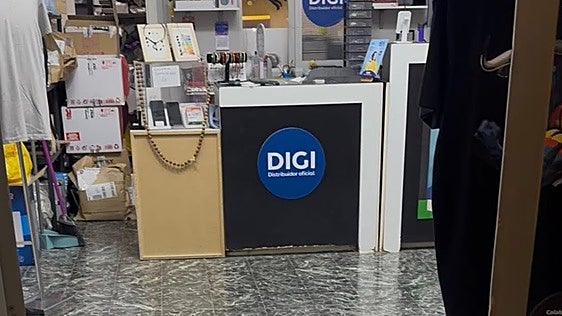 Detenidos dos hombres que rompieron un escaparate para robar en una tienda de telefonía de Algemesí