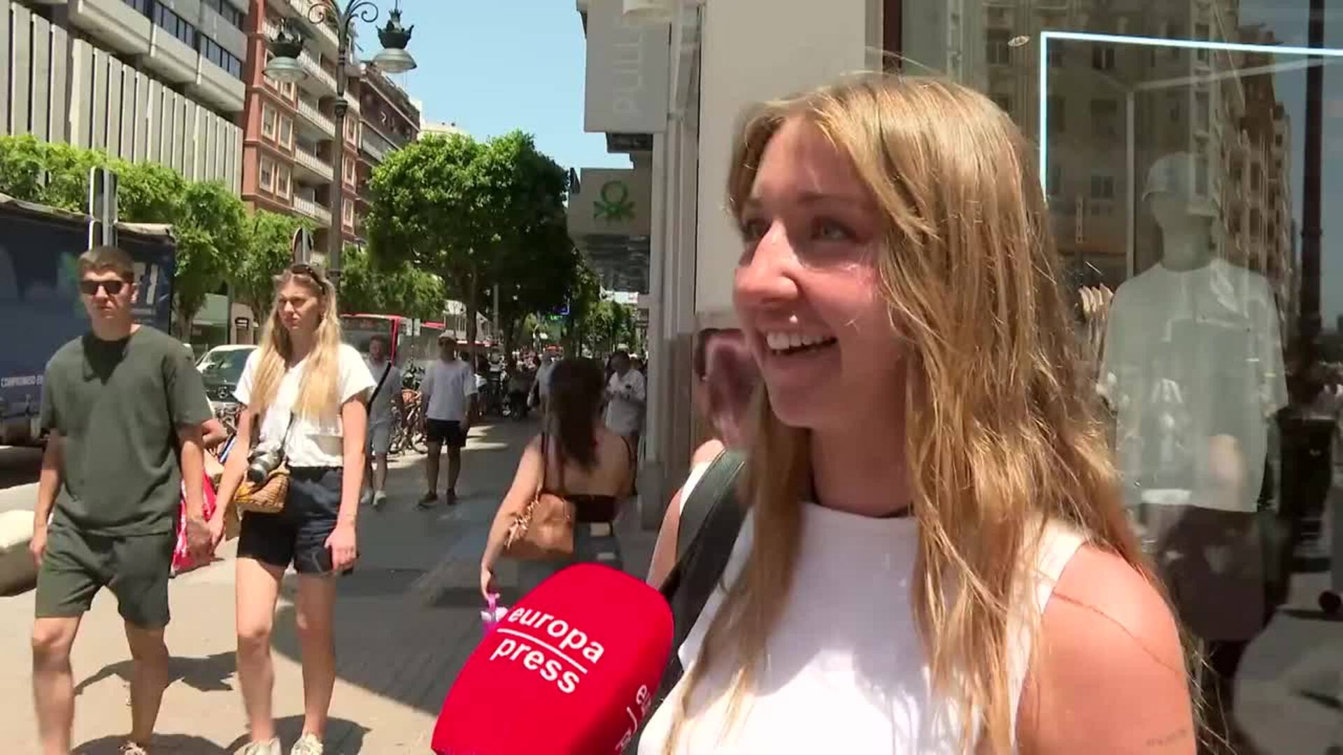 Piscinas, playas o centros comerciales para combatir el calor: "Es muy duro" | Las Provincias
