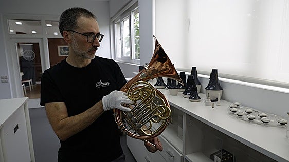 De joyero a crear la única fábrica de instrumentos de viento metal en España