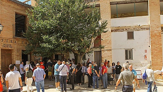 Tarde de toros en Utiel: de sabios, devotos y poetas
