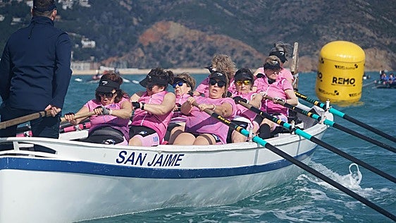 Un centenar de deportistas se citan en Jávea para remar contra el cáncer de mama