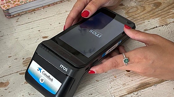 Primer día de pago con Bizum en los comercios valencianos: «Tenemos siempre el teléfono a mano, con lo cual es más sencillo»