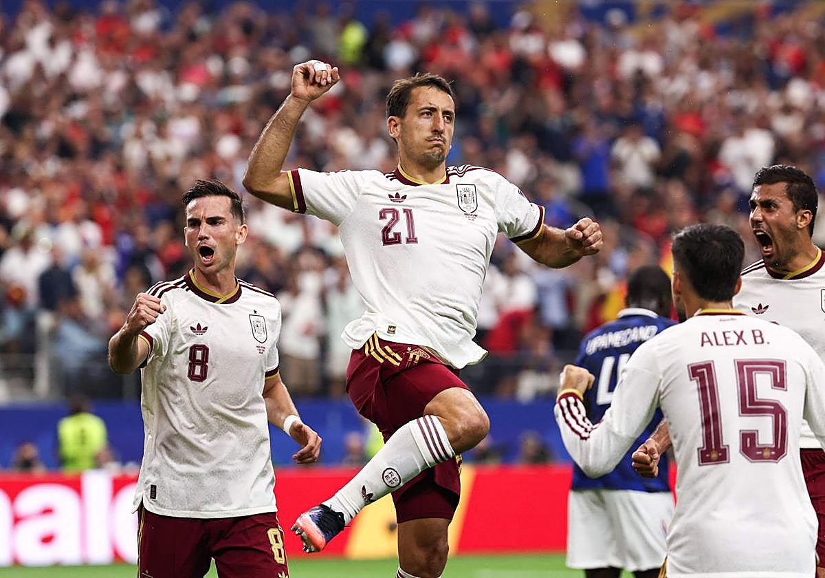 Varios jugadores de la selección española celebran un gol.