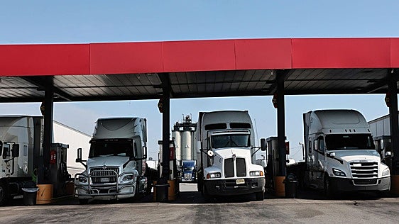 Transportistas y autónomos, asfixiados por la subida del precio de los carburantes