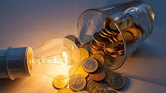 El precio de la luz vuelve a subir este viernes hasta los 158'92 euros MW/h: las horas más baratas para enchufar los electrodomésticos