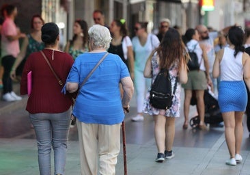Jubilados paseando.