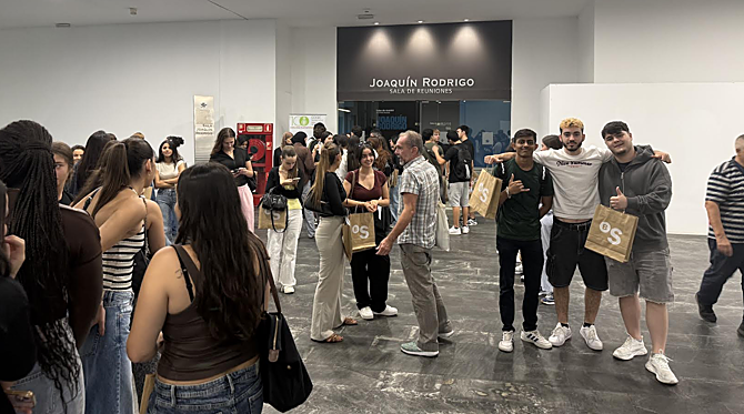 Estudiantes, a la entrada de la Sala Joaquín Rodrigo de Feria Hábitat Valencia