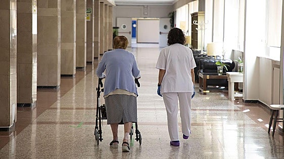 La directora de una residencia con más de 34 años en la empresa es indemnizada con 200.935 euros al ser despedida estando de baja