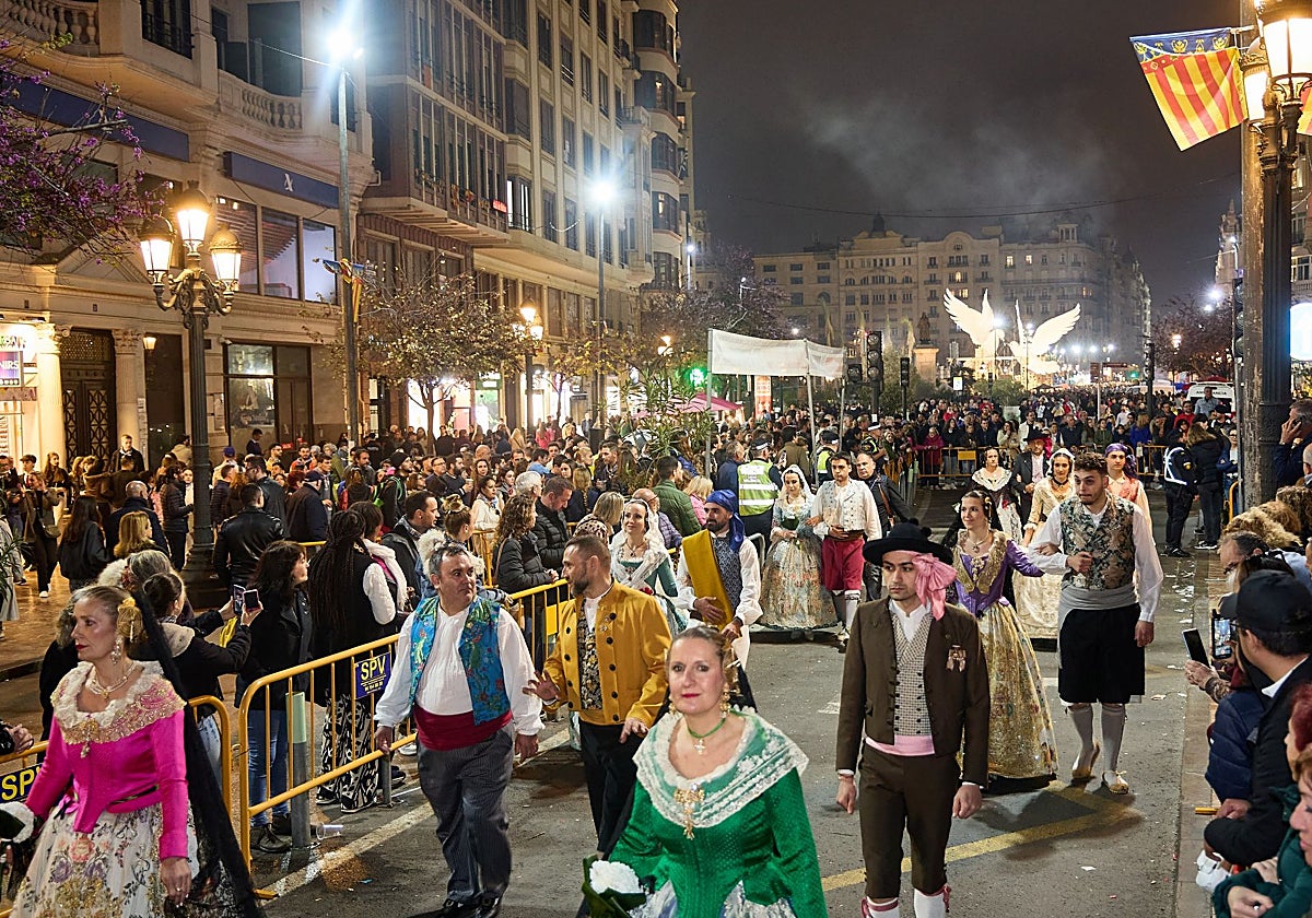 Desfile de una falla, camino de la Ofrenda a la Mare de Déu.