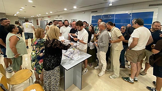 Colas de presidentes para votar al jurado de las falleras mayores de Valencia 2027