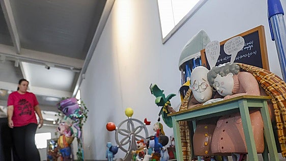 Los ninots de cartón piedra y los impresos en 3D comparten vitrinas en Nuevo Centro